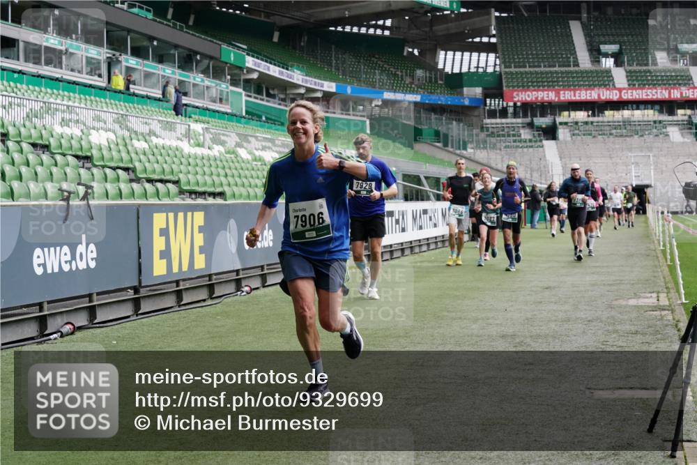 05.10.2025 - 20. swb-Marathon Bremen Michael Burmester http://msf.ph/oto/9329699 05.10.2025 12:59:25 Laufen im Stadion 27, 99, 219, 226, 586, 667, 807, 1043, 1229, 1516, 1598, 1711, 1843, 1854, 2496, 2663, 2782, 2797, 2941, 2945, 3086, 3087, 3141, 3592, 3747, 3791, 3888, 4095, 4113, 4380, 4395, 4486, 4536, 4827, 4909, 4967, 5123, 5493, 5510, 5530, 5584, 5722, 5808, 5891, 6007, 6030, 6374, 6439, 6561, 6624, 6882, 7169, 7185, 7201, 7262, 7311, 7312, 7398, 7421, 7467, 7511, 7550, 7906, 7929, 8097, 8214, 8247, 8355, 8372, 8485, 8539, 8981, 9024, 9072, 10526, 726 meine-sportfotos.de