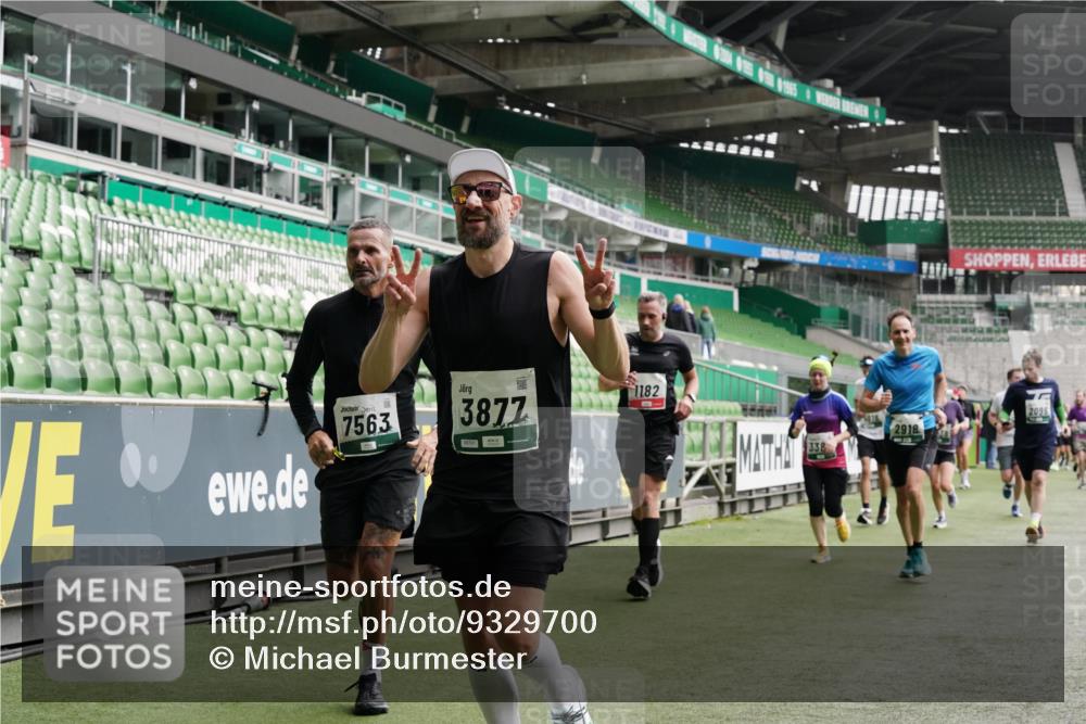 05.10.2025 - 20. swb-Marathon Bremen Michael Burmester http://msf.ph/oto/9329700 05.10.2025 13:01:23 Laufen im Stadion 58, 72, 152, 156, 335, 440, 488, 493, 546, 672, 979, 1082, 1238, 1273, 1423, 1732, 1893, 1933, 1968, 1973, 1996, 1998, 2096, 2102, 2196, 2235, 2330, 2369, 2433, 2446, 2565, 2661, 2668, 2706, 2712, 2806, 2918, 2991, 2995, 3208, 3209, 3360, 3387, 3604, 3662, 3663, 3673, 3877, 3979, 4086, 4128, 4216, 4263, 4329, 4618, 4788, 4947, 4980, 5011, 5048, 5080, 5121, 5150, 5183, 5309, 5329, 5414, 5557, 5580, 5727, 5731, 5752, 5841, 5985, 6082, 52, 498, 575, 1017, 1116, 2745 meine-sportfotos.de