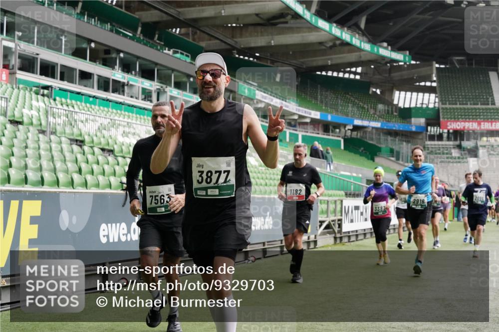 05.10.2025 - 20. swb-Marathon Bremen Michael Burmester http://msf.ph/oto/9329703 05.10.2025 13:01:23 Laufen im Stadion 58, 72, 152, 156, 335, 440, 488, 493, 546, 672, 979, 1082, 1238, 1273, 1423, 1732, 1893, 1933, 1968, 1973, 1996, 1998, 2096, 2102, 2196, 2235, 2330, 2369, 2433, 2446, 2565, 2661, 2668, 2706, 2712, 2806, 2918, 2991, 2995, 3208, 3209, 3360, 3387, 3604, 3662, 3663, 3673, 3877, 3979, 4086, 4128, 4216, 4263, 4329, 4618, 4788, 4947, 4980, 5011, 5048, 5080, 5121, 5150, 5183, 5309, 5329, 5414, 5557, 5580, 5727, 5731, 5752, 5841, 5985, 6082, 52, 498, 575, 1017, 1116, 2745 meine-sportfotos.de