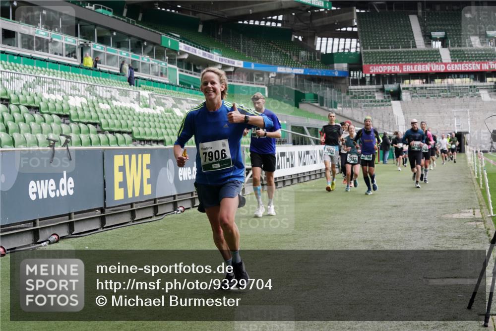 05.10.2025 - 20. swb-Marathon Bremen Michael Burmester http://msf.ph/oto/9329704 05.10.2025 12:59:25 Laufen im Stadion 27, 99, 219, 226, 586, 667, 807, 1043, 1229, 1516, 1598, 1711, 1843, 1854, 2496, 2663, 2782, 2797, 2941, 2945, 3086, 3087, 3141, 3592, 3747, 3791, 3888, 4095, 4113, 4380, 4395, 4486, 4536, 4827, 4909, 4967, 5123, 5493, 5510, 5530, 5584, 5722, 5808, 5891, 6007, 6030, 6374, 6439, 6561, 6624, 6882, 7169, 7185, 7201, 7262, 7311, 7312, 7398, 7421, 7467, 7511, 7550, 7906, 7929, 8097, 8214, 8247, 8355, 8372, 8485, 8539, 8981, 9024, 9072, 10526, 726 meine-sportfotos.de