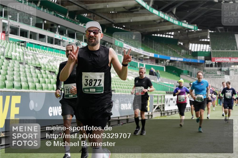 05.10.2025 - 20. swb-Marathon Bremen Michael Burmester http://msf.ph/oto/9329707 05.10.2025 13:01:23 Laufen im Stadion 58, 72, 152, 156, 335, 440, 488, 493, 546, 672, 979, 1082, 1238, 1273, 1423, 1732, 1893, 1933, 1968, 1973, 1996, 1998, 2096, 2102, 2196, 2235, 2330, 2369, 2433, 2446, 2565, 2661, 2668, 2706, 2712, 2806, 2918, 2991, 2995, 3208, 3209, 3360, 3387, 3604, 3662, 3663, 3673, 3877, 3979, 4086, 4128, 4216, 4263, 4329, 4618, 4788, 4947, 4980, 5011, 5048, 5080, 5121, 5150, 5183, 5309, 5329, 5414, 5557, 5580, 5727, 5731, 5752, 5841, 5985, 6082, 52, 498, 575, 1017, 1116, 2745 meine-sportfotos.de