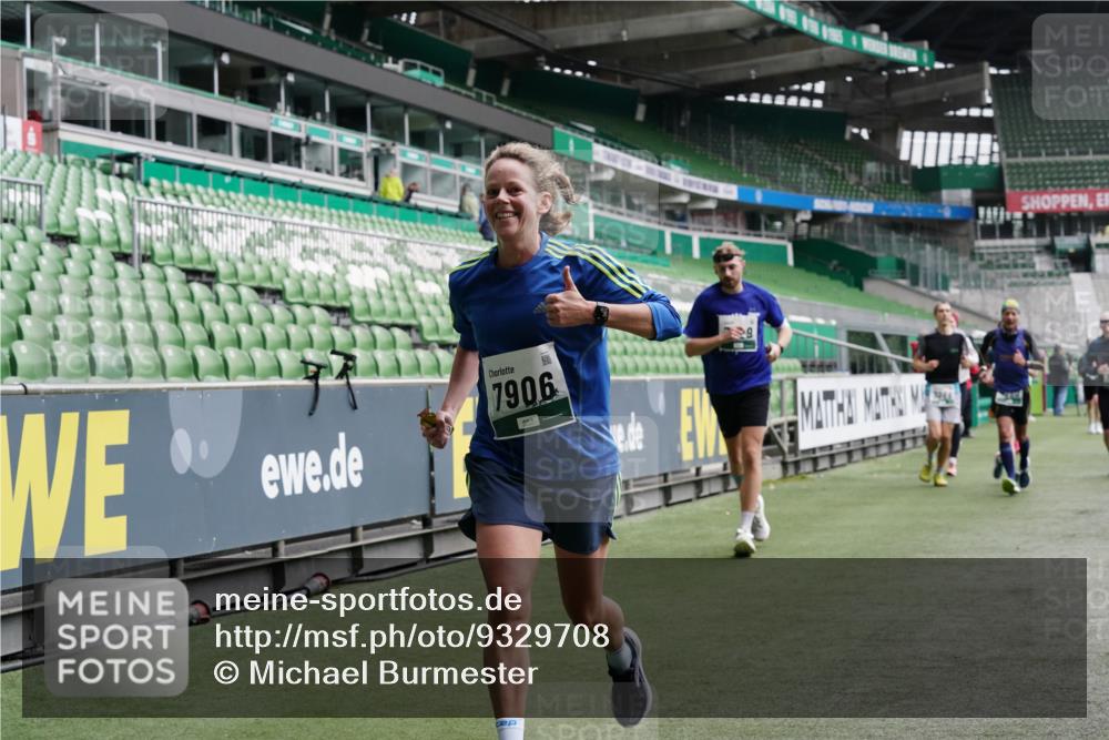 05.10.2025 - 20. swb-Marathon Bremen Michael Burmester http://msf.ph/oto/9329708 05.10.2025 12:59:26 Laufen im Stadion 27, 99, 219, 226, 586, 667, 807, 1043, 1229, 1516, 1598, 1711, 1843, 1854, 2496, 2663, 2782, 2797, 2866, 2941, 2945, 3086, 3087, 3141, 3592, 3747, 3791, 3888, 4095, 4113, 4380, 4395, 4486, 4536, 4827, 4909, 4967, 5123, 5493, 5510, 5530, 5584, 5722, 5808, 5891, 6007, 6030, 6374, 6439, 6561, 6624, 6882, 7169, 7185, 7201, 7262, 7311, 7312, 7398, 7421, 7467, 7511, 7550, 7906, 7929, 8097, 8214, 8247, 8355, 8372, 8485, 8539, 8981, 9024, 9072, 10526, 726 meine-sportfotos.de