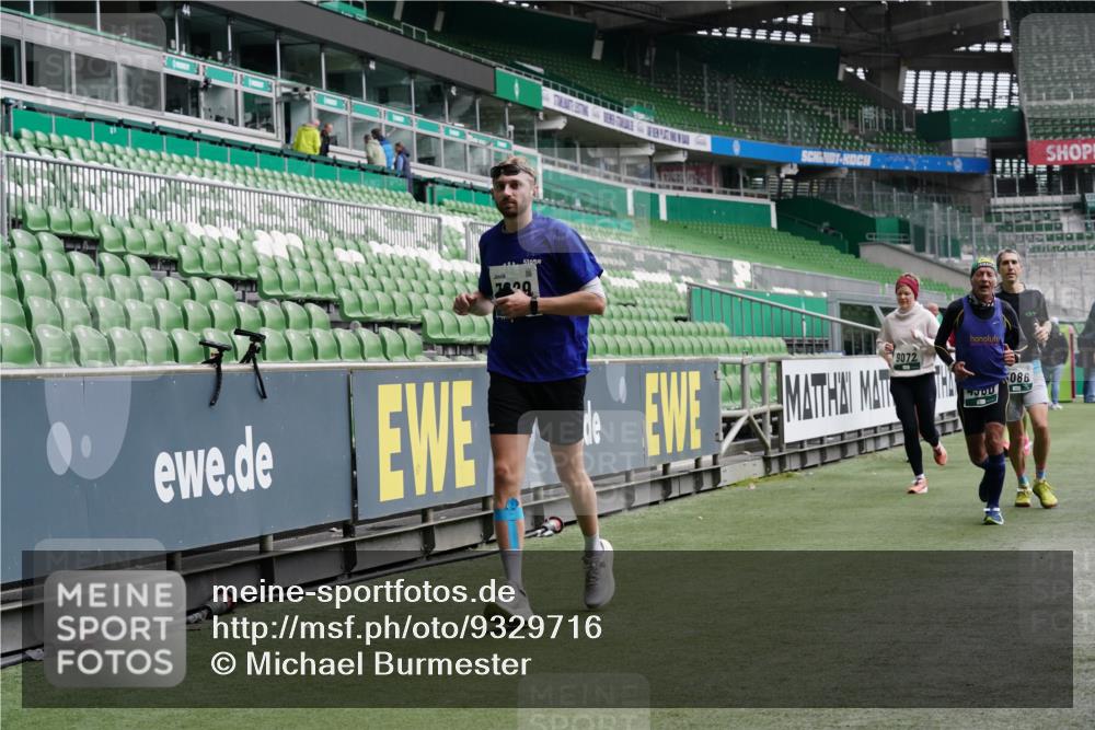 05.10.2025 - 20. swb-Marathon Bremen Michael Burmester http://msf.ph/oto/9329716 05.10.2025 12:59:27 Laufen im Stadion 27, 99, 219, 226, 586, 667, 807, 1043, 1229, 1516, 1598, 1711, 1843, 1854, 2496, 2663, 2782, 2797, 2866, 2941, 2945, 3086, 3087, 3141, 3592, 3747, 3888, 4095, 4113, 4380, 4395, 4486, 4536, 4827, 4909, 4967, 5123, 5493, 5510, 5530, 5584, 5722, 5808, 5891, 6007, 6030, 6374, 6439, 6561, 6624, 6882, 7169, 7185, 7201, 7262, 7311, 7312, 7398, 7421, 7467, 7511, 7550, 7906, 7929, 8097, 8214, 8247, 8355, 8372, 8485, 8539, 8699, 8981, 9024, 9072, 10526, 726 meine-sportfotos.de