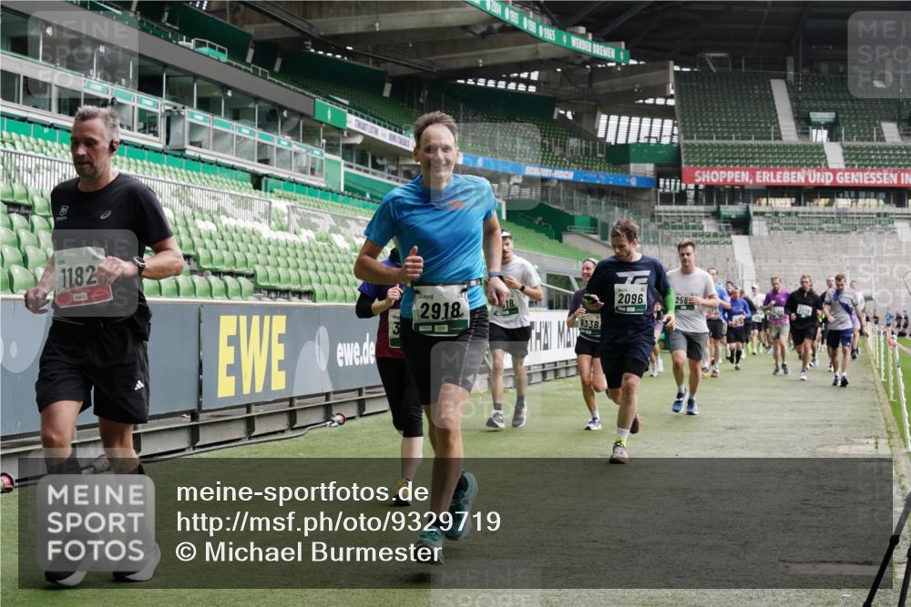 05.10.2025 - 20. swb-Marathon Bremen Michael Burmester http://msf.ph/oto/9329719 05.10.2025 13:01:25 Laufen im Stadion 58, 72, 152, 156, 335, 440, 488, 493, 546, 672, 979, 1082, 1238, 1273, 1361, 1423, 1732, 1759, 1893, 1933, 1968, 1973, 1996, 1998, 2096, 2102, 2196, 2235, 2330, 2369, 2433, 2446, 2565, 2661, 2668, 2706, 2712, 2806, 2918, 2991, 2995, 3208, 3209, 3360, 3387, 3604, 3662, 3663, 3673, 3877, 3979, 4086, 4128, 4216, 4263, 4329, 4364, 4618, 4788, 4882, 4947, 4980, 5011, 5048, 5080, 5121, 5150, 5183, 5309, 5329, 5414, 5557, 5580, 5727, 5731, 5752, 5985, 6082, 52, 498, 575, 1017, 1116 meine-sportfotos.de