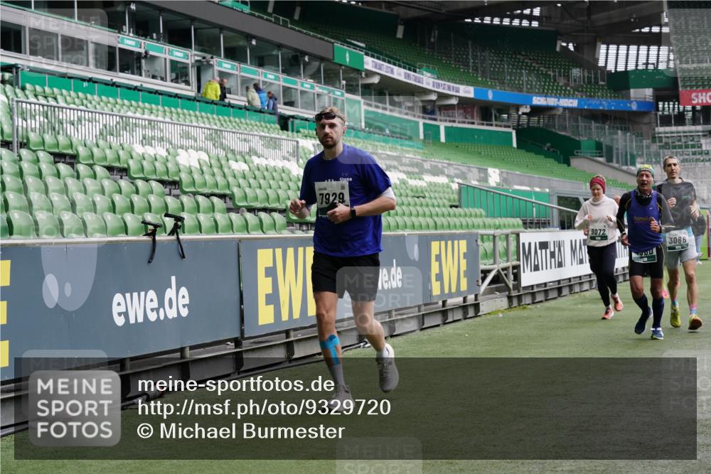 05.10.2025 - 20. swb-Marathon Bremen Michael Burmester http://msf.ph/oto/9329720 05.10.2025 12:59:27 Laufen im Stadion 27, 99, 219, 226, 586, 667, 807, 1043, 1229, 1516, 1598, 1711, 1843, 1854, 2496, 2663, 2782, 2797, 2866, 2941, 2945, 3086, 3087, 3141, 3592, 3747, 3888, 4095, 4113, 4380, 4395, 4486, 4536, 4827, 4909, 4967, 5123, 5493, 5510, 5530, 5584, 5722, 5808, 5891, 6007, 6030, 6374, 6439, 6561, 6624, 6882, 7169, 7185, 7201, 7262, 7311, 7312, 7398, 7421, 7467, 7511, 7550, 7906, 7929, 8097, 8214, 8247, 8355, 8372, 8485, 8539, 8699, 8981, 9024, 9072, 10526, 726 meine-sportfotos.de