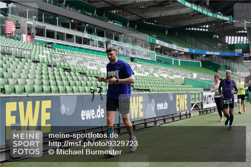 05.10.2025 - 20. swb-Marathon Bremen Michael Burmester http://msf.ph/oto/9329723 05.10.2025 12:59:27 Laufen im Stadion 27, 99, 219, 226, 586, 667, 807, 1043, 1229, 1516, 1598, 1711, 1843, 1854, 2496, 2663, 2782, 2797, 2866, 2941, 2945, 3086, 3087, 3141, 3592, 3747, 3888, 4095, 4113, 4380, 4395, 4486, 4536, 4827, 4909, 4967, 5123, 5493, 5510, 5530, 5584, 5722, 5808, 5891, 6007, 6030, 6374, 6439, 6561, 6624, 6882, 7169, 7185, 7201, 7262, 7311, 7312, 7398, 7421, 7467, 7511, 7550, 7906, 7929, 8097, 8214, 8247, 8355, 8372, 8485, 8539, 8699, 8981, 9024, 9072, 10526, 726 meine-sportfotos.de