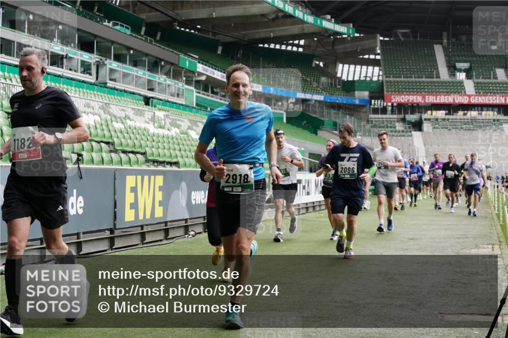 05.10.2025 - 20. swb-Marathon Bremen Michael Burmester http://msf.ph/oto/9329724 05.10.2025 13:01:25 Laufen im Stadion 58, 72, 152, 156, 335, 440, 488, 493, 546, 672, 979, 1082, 1238, 1273, 1361, 1423, 1732, 1759, 1893, 1933, 1968, 1973, 1996, 1998, 2096, 2102, 2196, 2235, 2330, 2369, 2433, 2446, 2565, 2661, 2668, 2706, 2712, 2806, 2918, 2991, 2995, 3208, 3209, 3360, 3387, 3604, 3662, 3663, 3673, 3877, 3979, 4086, 4128, 4216, 4263, 4329, 4364, 4618, 4788, 4882, 4947, 4980, 5011, 5048, 5080, 5121, 5150, 5183, 5309, 5329, 5414, 5557, 5580, 5727, 5731, 5752, 5985, 6082, 52, 498, 575, 1017, 1116 meine-sportfotos.de