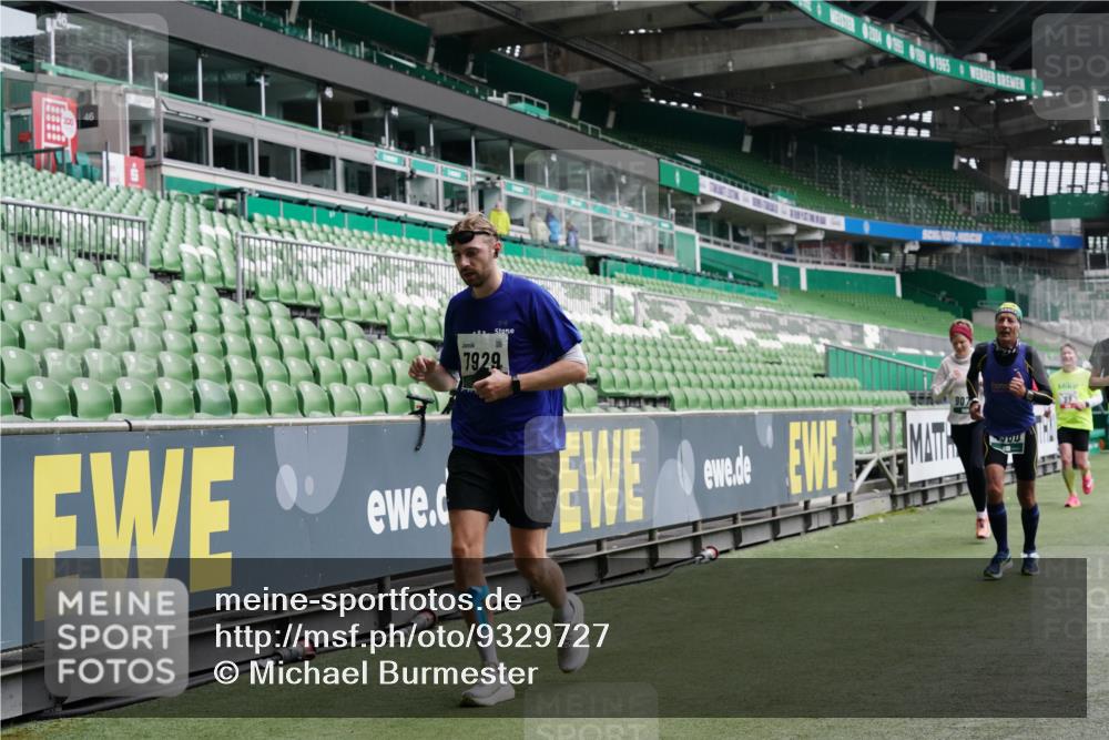 05.10.2025 - 20. swb-Marathon Bremen Michael Burmester http://msf.ph/oto/9329727 05.10.2025 12:59:28 Laufen im Stadion 27, 99, 219, 226, 586, 667, 807, 1043, 1229, 1516, 1598, 1711, 1843, 1854, 2496, 2663, 2782, 2797, 2866, 2941, 2945, 3086, 3087, 3141, 3592, 3747, 3888, 4095, 4113, 4380, 4395, 4486, 4536, 4827, 4909, 4967, 5123, 5493, 5510, 5530, 5584, 5722, 5808, 5891, 6030, 6374, 6439, 6561, 6624, 6882, 7169, 7185, 7201, 7262, 7311, 7312, 7398, 7421, 7467, 7511, 7550, 7906, 7929, 8097, 8214, 8247, 8355, 8372, 8485, 8539, 8699, 8981, 9024, 9072, 10526, 726 meine-sportfotos.de