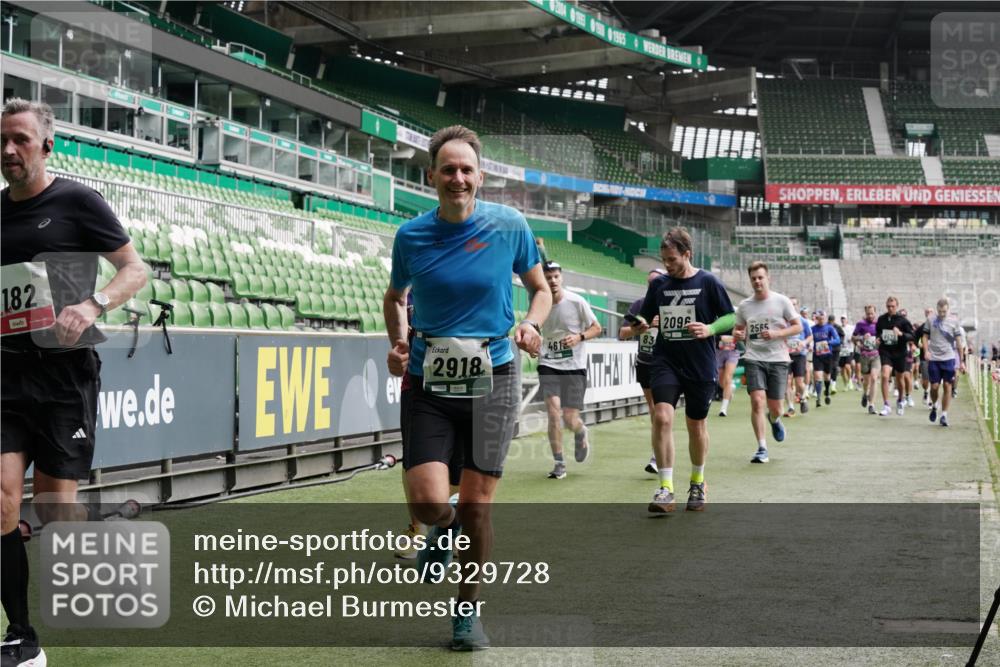 05.10.2025 - 20. swb-Marathon Bremen Michael Burmester http://msf.ph/oto/9329728 05.10.2025 13:01:25 Laufen im Stadion 58, 72, 152, 156, 335, 440, 488, 493, 546, 672, 979, 1082, 1238, 1273, 1361, 1423, 1732, 1759, 1893, 1933, 1968, 1973, 1996, 1998, 2096, 2102, 2196, 2235, 2330, 2369, 2433, 2446, 2565, 2661, 2668, 2706, 2712, 2806, 2918, 2991, 2995, 3208, 3209, 3360, 3387, 3604, 3662, 3663, 3673, 3877, 3979, 4086, 4128, 4216, 4263, 4329, 4364, 4618, 4788, 4882, 4947, 4980, 5011, 5048, 5080, 5121, 5150, 5183, 5309, 5329, 5414, 5557, 5580, 5727, 5731, 5752, 5985, 6082, 52, 498, 575, 1017, 1116 meine-sportfotos.de