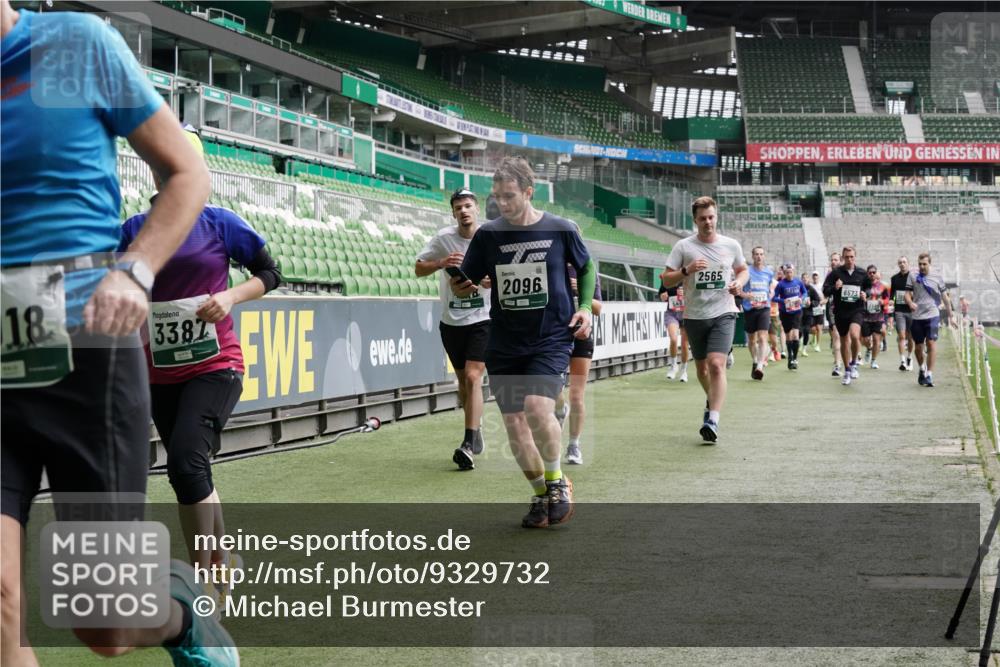05.10.2025 - 20. swb-Marathon Bremen Michael Burmester http://msf.ph/oto/9329732 05.10.2025 13:01:26 Laufen im Stadion 58, 72, 152, 156, 335, 440, 488, 493, 546, 672, 979, 1082, 1238, 1273, 1361, 1423, 1732, 1759, 1893, 1933, 1973, 1996, 1998, 2096, 2102, 2196, 2235, 2330, 2369, 2433, 2446, 2555, 2565, 2661, 2668, 2706, 2712, 2796, 2806, 2918, 2991, 2995, 3208, 3209, 3360, 3387, 3604, 3662, 3663, 3673, 3877, 3979, 4086, 4128, 4216, 4263, 4329, 4364, 4618, 4882, 4947, 4980, 5011, 5048, 5080, 5121, 5150, 5183, 5309, 5329, 5414, 5557, 5580, 5727, 5731, 5752, 5985, 6082, 52, 498, 575, 1017, 1116 meine-sportfotos.de