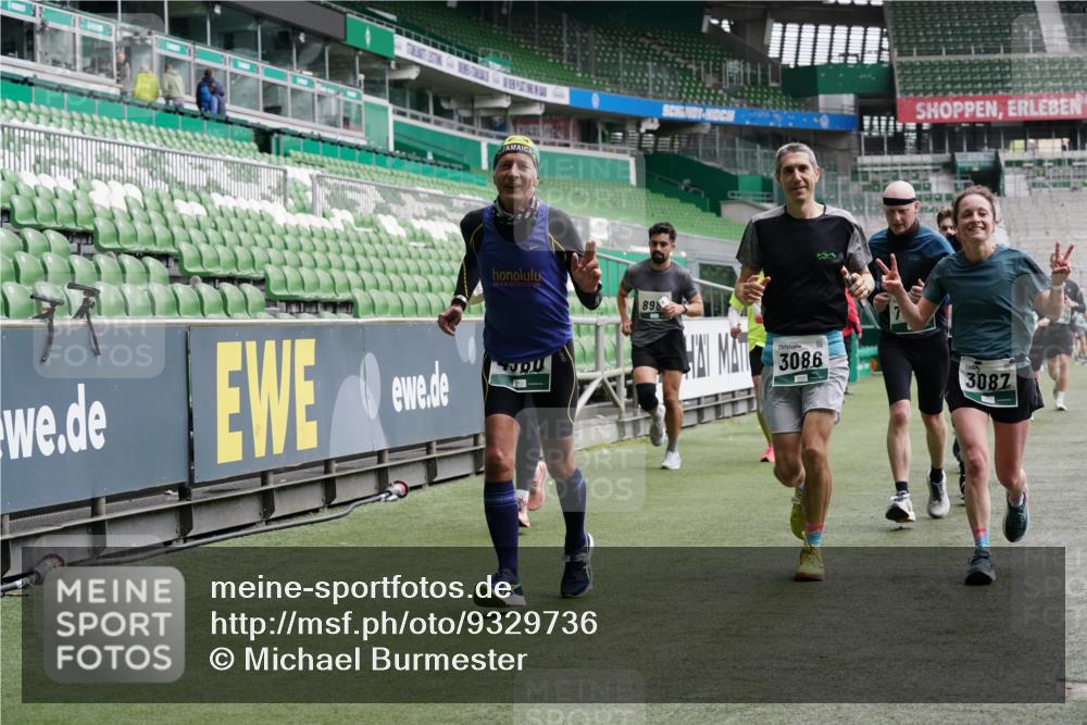 05.10.2025 - 20. swb-Marathon Bremen Michael Burmester http://msf.ph/oto/9329736 05.10.2025 12:59:29 Laufen im Stadion 27, 99, 219, 226, 586, 667, 807, 1043, 1229, 1516, 1598, 1711, 1843, 1854, 2663, 2782, 2797, 2866, 2941, 2945, 3086, 3087, 3141, 3592, 3747, 3888, 4095, 4113, 4380, 4395, 4486, 4536, 4827, 4909, 4967, 5123, 5493, 5510, 5530, 5584, 5722, 5808, 5891, 6030, 6374, 6439, 6561, 6624, 6882, 7169, 7185, 7201, 7262, 7311, 7312, 7398, 7421, 7467, 7511, 7550, 7906, 7929, 8097, 8214, 8247, 8258, 8355, 8372, 8485, 8699, 8981, 9024, 9072, 10526, 726 meine-sportfotos.de