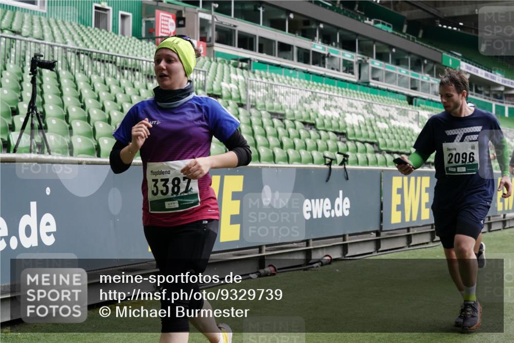 05.10.2025 - 20. swb-Marathon Bremen Michael Burmester http://msf.ph/oto/9329739 05.10.2025 13:01:27 Laufen im Stadion 58, 72, 152, 156, 335, 440, 488, 493, 546, 672, 979, 1082, 1238, 1273, 1361, 1423, 1732, 1759, 1893, 1933, 1973, 1996, 1998, 2096, 2102, 2196, 2235, 2330, 2369, 2433, 2446, 2555, 2565, 2661, 2668, 2706, 2712, 2796, 2806, 2918, 2991, 2995, 3208, 3209, 3360, 3387, 3604, 3662, 3663, 3673, 3877, 3979, 4086, 4128, 4216, 4263, 4329, 4364, 4618, 4882, 4947, 4980, 5011, 5048, 5080, 5121, 5150, 5309, 5329, 5414, 5557, 5570, 5580, 5727, 5731, 5752, 5985, 6082, 52, 575, 1017, 1116 meine-sportfotos.de