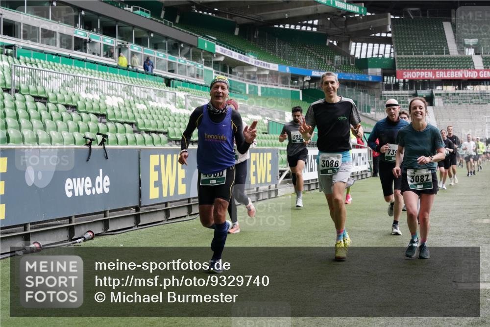 05.10.2025 - 20. swb-Marathon Bremen Michael Burmester http://msf.ph/oto/9329740 05.10.2025 12:59:29 Laufen im Stadion 27, 99, 219, 226, 586, 667, 807, 1043, 1229, 1516, 1598, 1711, 1843, 1854, 2663, 2782, 2797, 2866, 2941, 2945, 3086, 3087, 3141, 3592, 3747, 3888, 4095, 4113, 4380, 4395, 4486, 4536, 4827, 4909, 4967, 5123, 5493, 5510, 5530, 5584, 5722, 5808, 5891, 6030, 6374, 6439, 6561, 6624, 6882, 7169, 7185, 7201, 7262, 7311, 7312, 7398, 7421, 7467, 7511, 7550, 7906, 7929, 8097, 8214, 8247, 8258, 8355, 8372, 8485, 8699, 8981, 9024, 9072, 10526, 726 meine-sportfotos.de