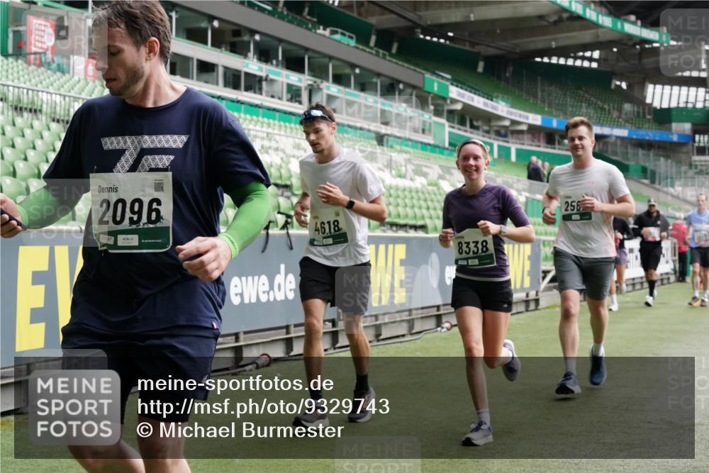 05.10.2025 - 20. swb-Marathon Bremen Michael Burmester http://msf.ph/oto/9329743 05.10.2025 13:01:28 Laufen im Stadion 58, 72, 152, 156, 335, 440, 488, 493, 546, 672, 979, 1082, 1238, 1273, 1361, 1423, 1732, 1759, 1893, 1933, 1973, 1996, 1998, 2096, 2102, 2196, 2235, 2245, 2330, 2369, 2433, 2446, 2555, 2565, 2661, 2668, 2706, 2712, 2796, 2806, 2918, 2991, 2995, 3208, 3209, 3360, 3387, 3604, 3662, 3663, 3673, 3877, 3979, 4086, 4128, 4216, 4263, 4329, 4364, 4618, 4882, 4947, 4980, 5011, 5048, 5080, 5121, 5150, 5309, 5414, 5557, 5570, 5580, 5727, 5731, 5752, 5985, 6082, 52, 575, 1017, 1116 meine-sportfotos.de