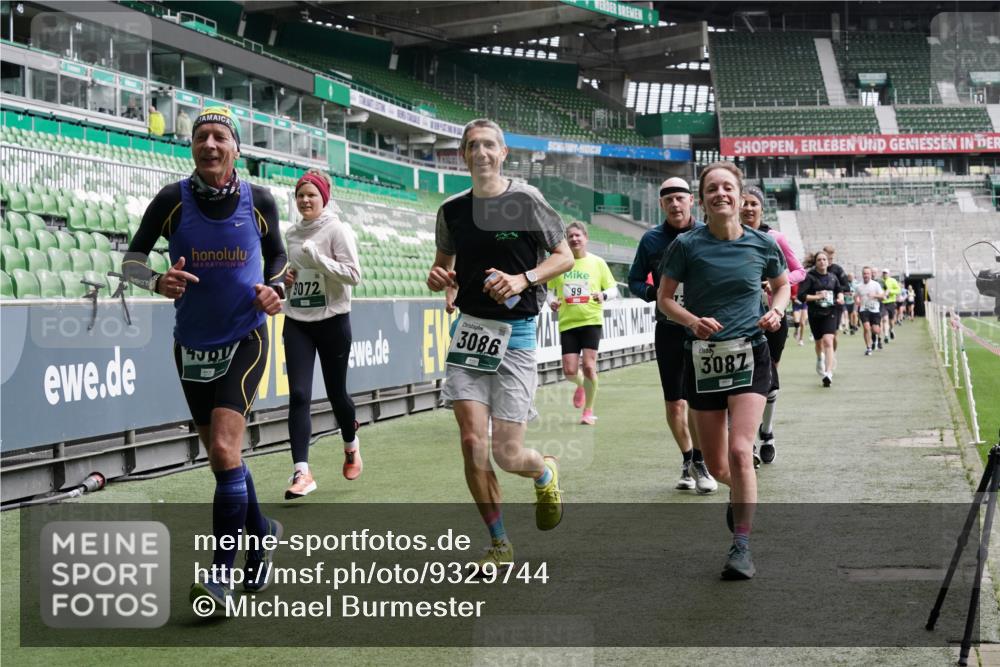 05.10.2025 - 20. swb-Marathon Bremen Michael Burmester http://msf.ph/oto/9329744 05.10.2025 12:59:30 Laufen im Stadion 27, 99, 219, 226, 586, 667, 807, 978, 1043, 1229, 1516, 1548, 1598, 1711, 1843, 1854, 2663, 2782, 2797, 2866, 2941, 2945, 3086, 3087, 3141, 3592, 3747, 3888, 4095, 4113, 4380, 4395, 4486, 4536, 4827, 4909, 4967, 5123, 5493, 5510, 5530, 5584, 5722, 5891, 6030, 6374, 6439, 6561, 6624, 6882, 7169, 7185, 7201, 7262, 7311, 7312, 7398, 7421, 7467, 7511, 7550, 7906, 7929, 8097, 8214, 8247, 8258, 8355, 8372, 8485, 8699, 8981, 9024, 9072, 10526, 726, 1229 meine-sportfotos.de