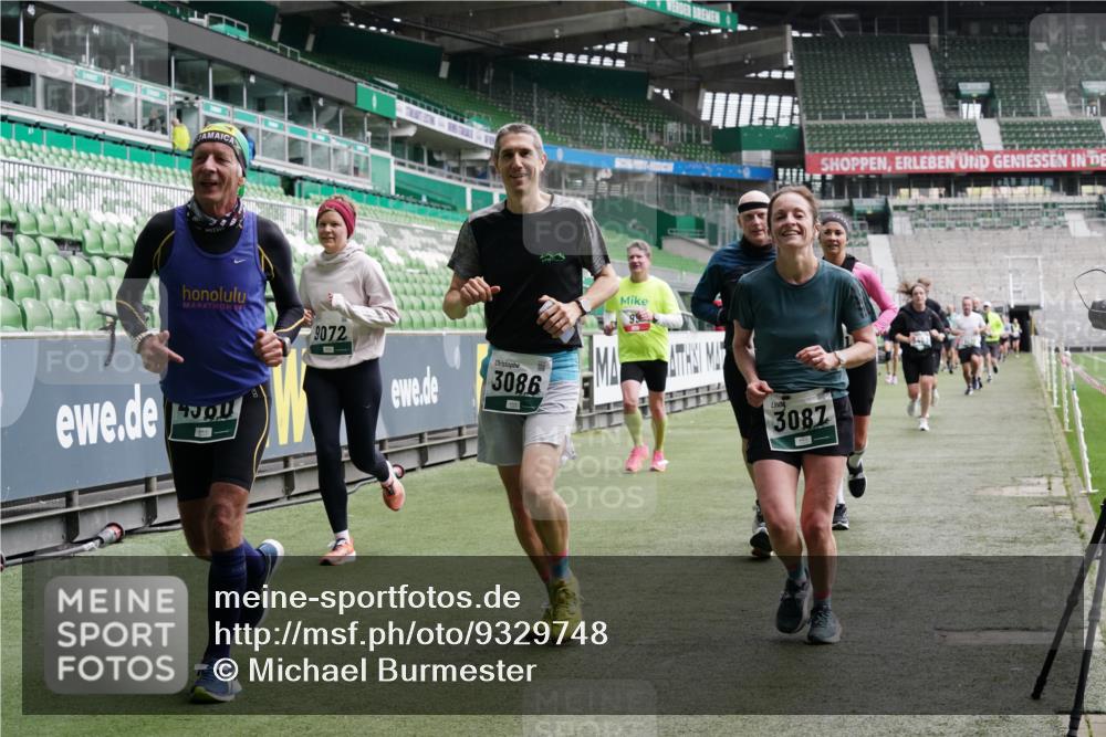 05.10.2025 - 20. swb-Marathon Bremen Michael Burmester http://msf.ph/oto/9329748 05.10.2025 12:59:30 Laufen im Stadion 27, 99, 219, 226, 586, 667, 807, 978, 1043, 1229, 1516, 1548, 1598, 1711, 1843, 1854, 2663, 2782, 2797, 2866, 2941, 2945, 3086, 3087, 3141, 3592, 3747, 3888, 4095, 4113, 4380, 4395, 4486, 4536, 4827, 4909, 4967, 5123, 5493, 5510, 5530, 5584, 5722, 5891, 6030, 6374, 6439, 6561, 6624, 6882, 7169, 7185, 7201, 7262, 7311, 7312, 7398, 7421, 7467, 7511, 7550, 7906, 7929, 8097, 8214, 8247, 8258, 8355, 8372, 8485, 8699, 8981, 9024, 9072, 10526, 726, 1229 meine-sportfotos.de