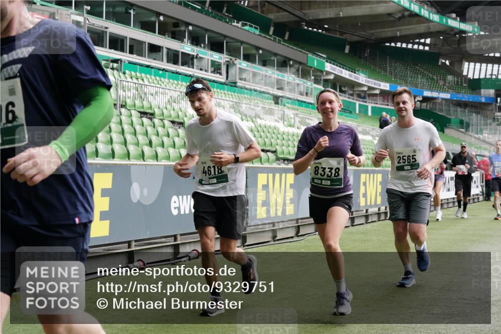 05.10.2025 - 20. swb-Marathon Bremen Michael Burmester http://msf.ph/oto/9329751 05.10.2025 13:01:28 Laufen im Stadion 58, 72, 152, 156, 335, 440, 488, 493, 546, 672, 979, 1082, 1238, 1273, 1361, 1423, 1732, 1759, 1893, 1933, 1973, 1996, 1998, 2096, 2102, 2196, 2235, 2245, 2330, 2369, 2433, 2446, 2555, 2565, 2661, 2668, 2706, 2712, 2796, 2806, 2918, 2991, 2995, 3208, 3209, 3360, 3387, 3604, 3662, 3663, 3673, 3877, 3979, 4086, 4128, 4216, 4263, 4329, 4364, 4618, 4882, 4947, 4980, 5011, 5048, 5080, 5121, 5150, 5309, 5414, 5557, 5570, 5580, 5727, 5731, 5752, 5985, 6082, 52, 575, 1017, 1116 meine-sportfotos.de