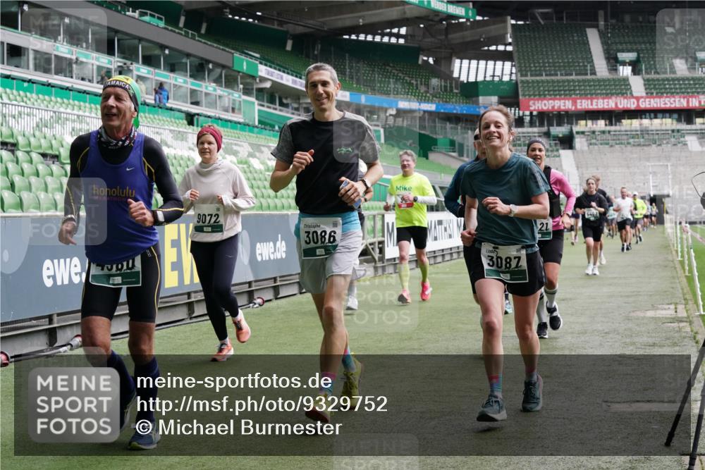 05.10.2025 - 20. swb-Marathon Bremen Michael Burmester http://msf.ph/oto/9329752 05.10.2025 12:59:30 Laufen im Stadion 27, 99, 219, 226, 586, 667, 807, 978, 1043, 1229, 1516, 1548, 1598, 1711, 1843, 1854, 2663, 2782, 2797, 2866, 2941, 2945, 3086, 3087, 3141, 3592, 3747, 3888, 4095, 4113, 4380, 4395, 4486, 4536, 4827, 4909, 4967, 5123, 5493, 5510, 5530, 5584, 5722, 5891, 6030, 6374, 6439, 6561, 6624, 6882, 7169, 7185, 7201, 7262, 7311, 7312, 7398, 7421, 7467, 7511, 7550, 7906, 7929, 8097, 8214, 8247, 8258, 8355, 8372, 8485, 8699, 8981, 9024, 9072, 10526, 726, 1229 meine-sportfotos.de