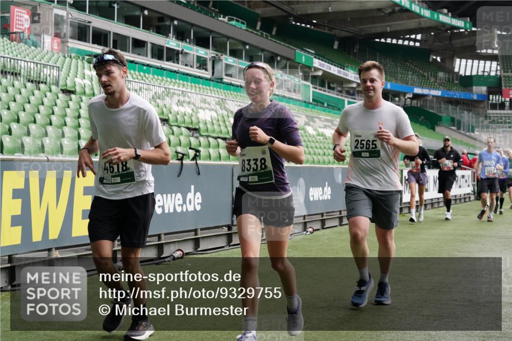 05.10.2025 - 20. swb-Marathon Bremen Michael Burmester http://msf.ph/oto/9329755 05.10.2025 13:01:28 Laufen im Stadion 58, 72, 152, 156, 335, 440, 488, 493, 546, 672, 979, 1082, 1238, 1273, 1361, 1423, 1732, 1759, 1893, 1933, 1973, 1996, 1998, 2096, 2102, 2196, 2235, 2245, 2330, 2369, 2433, 2446, 2555, 2565, 2661, 2668, 2706, 2712, 2796, 2806, 2918, 2991, 2995, 3208, 3209, 3360, 3387, 3604, 3662, 3663, 3673, 3877, 3979, 4086, 4128, 4216, 4263, 4329, 4364, 4618, 4882, 4947, 4980, 5011, 5048, 5080, 5121, 5150, 5309, 5414, 5557, 5570, 5580, 5727, 5731, 5752, 5985, 6082, 52, 575, 1017, 1116 meine-sportfotos.de