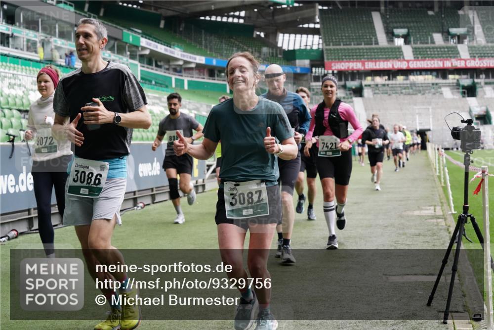 05.10.2025 - 20. swb-Marathon Bremen Michael Burmester http://msf.ph/oto/9329756 05.10.2025 12:59:31 Laufen im Stadion 27, 99, 219, 226, 586, 667, 807, 978, 1043, 1516, 1548, 1598, 1711, 1843, 1854, 2663, 2782, 2797, 2866, 2941, 2945, 3086, 3087, 3141, 3592, 3747, 3888, 4095, 4113, 4380, 4395, 4486, 4536, 4827, 4909, 4967, 5123, 5493, 5510, 5530, 5584, 5722, 5891, 6030, 6374, 6439, 6561, 6624, 6882, 7169, 7185, 7201, 7262, 7295, 7311, 7312, 7398, 7421, 7467, 7511, 7550, 7906, 7929, 8097, 8214, 8247, 8258, 8355, 8372, 8485, 8699, 8981, 9024, 9072, 10526, 586, 726, 1229 meine-sportfotos.de