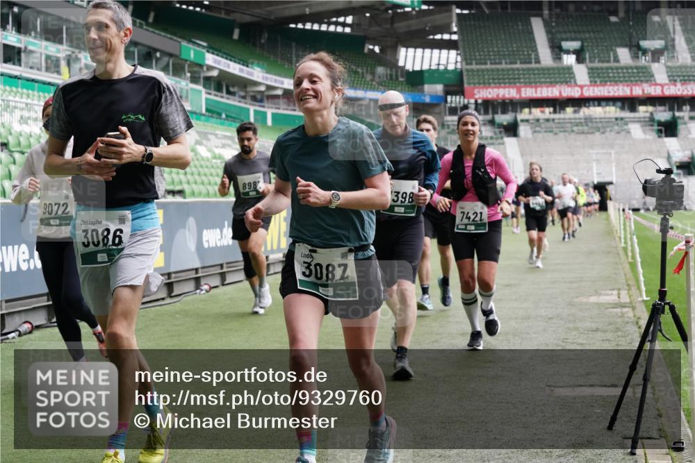 05.10.2025 - 20. swb-Marathon Bremen Michael Burmester http://msf.ph/oto/9329760 05.10.2025 12:59:31 Laufen im Stadion 27, 99, 219, 226, 586, 667, 807, 978, 1043, 1516, 1548, 1598, 1711, 1843, 1854, 2663, 2782, 2797, 2866, 2941, 2945, 3086, 3087, 3141, 3592, 3747, 3888, 4095, 4113, 4380, 4395, 4486, 4536, 4827, 4909, 4967, 5123, 5493, 5510, 5530, 5584, 5722, 5891, 6030, 6374, 6439, 6561, 6624, 6882, 7169, 7185, 7201, 7262, 7295, 7311, 7312, 7398, 7421, 7467, 7511, 7550, 7906, 7929, 8097, 8214, 8247, 8258, 8355, 8372, 8485, 8699, 8981, 9024, 9072, 10526, 586, 726, 1229 meine-sportfotos.de