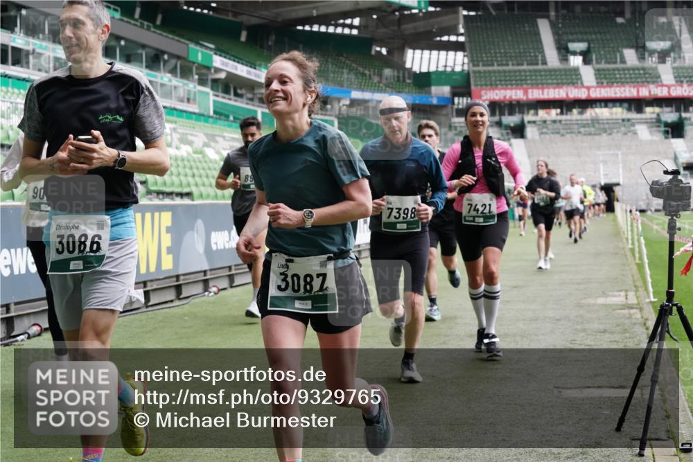 05.10.2025 - 20. swb-Marathon Bremen Michael Burmester http://msf.ph/oto/9329765 05.10.2025 12:59:31 Laufen im Stadion 27, 99, 219, 226, 586, 667, 807, 978, 1043, 1516, 1548, 1598, 1711, 1843, 1854, 2663, 2782, 2797, 2866, 2941, 2945, 3086, 3087, 3141, 3592, 3747, 3888, 4095, 4113, 4380, 4395, 4486, 4536, 4827, 4909, 4967, 5123, 5493, 5510, 5530, 5584, 5722, 5891, 6030, 6374, 6439, 6561, 6624, 6882, 7169, 7185, 7201, 7262, 7295, 7311, 7312, 7398, 7421, 7467, 7511, 7550, 7906, 7929, 8097, 8214, 8247, 8258, 8355, 8372, 8485, 8699, 8981, 9024, 9072, 10526, 586, 726, 1229 meine-sportfotos.de