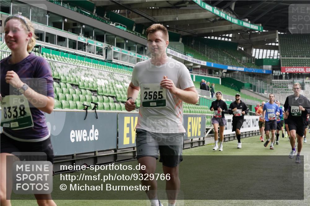05.10.2025 - 20. swb-Marathon Bremen Michael Burmester http://msf.ph/oto/9329766 05.10.2025 13:01:29 Laufen im Stadion 58, 72, 152, 156, 335, 440, 488, 493, 546, 672, 979, 1082, 1238, 1273, 1361, 1732, 1759, 1893, 1933, 1973, 1996, 1998, 2096, 2102, 2196, 2235, 2245, 2330, 2369, 2433, 2446, 2555, 2565, 2661, 2668, 2706, 2712, 2796, 2918, 2991, 2995, 3208, 3209, 3360, 3387, 3604, 3662, 3663, 3673, 3877, 3979, 4086, 4128, 4263, 4329, 4364, 4618, 4882, 4947, 4980, 5011, 5048, 5080, 5121, 5150, 5309, 5414, 5557, 5570, 5580, 5727, 5731, 5752, 5985, 6082, 52, 575, 1017 meine-sportfotos.de