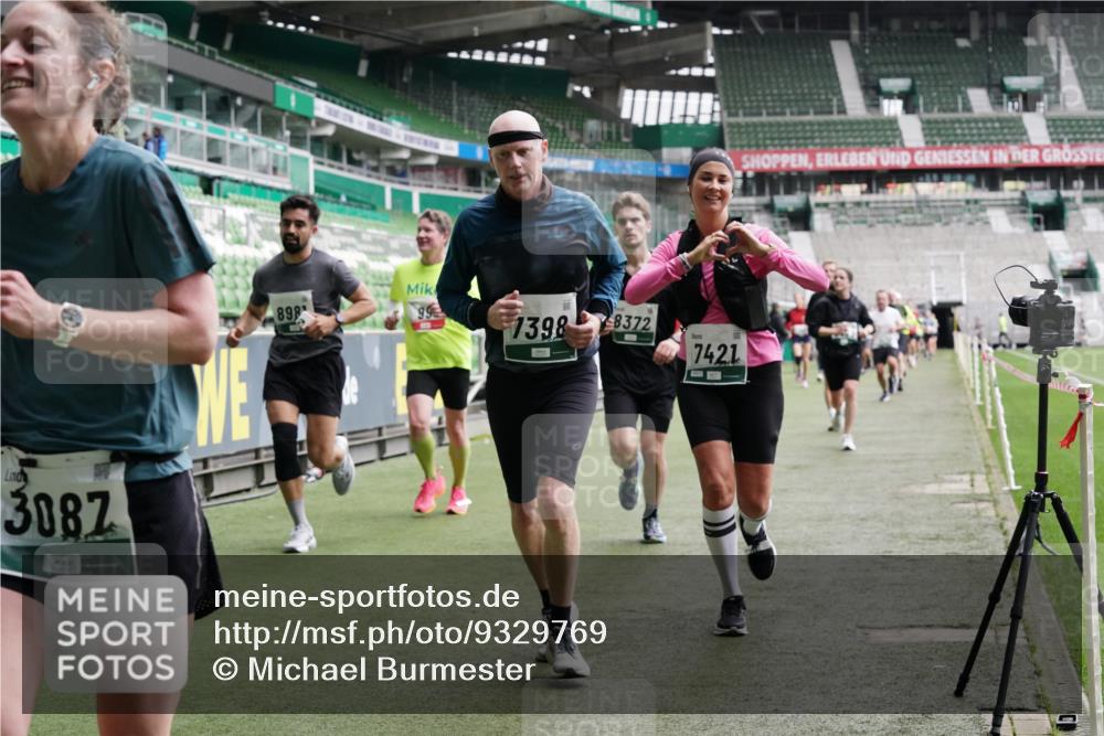 05.10.2025 - 20. swb-Marathon Bremen Michael Burmester http://msf.ph/oto/9329769 05.10.2025 12:59:32 Laufen im Stadion 27, 99, 219, 226, 667, 807, 978, 1043, 1516, 1525, 1548, 1598, 1711, 1843, 1854, 2663, 2782, 2797, 2866, 2941, 2945, 3086, 3087, 3141, 3592, 3747, 3888, 4095, 4113, 4220, 4380, 4395, 4486, 4536, 4827, 4909, 4967, 5123, 5493, 5510, 5530, 5584, 5722, 5891, 6030, 6374, 6439, 6561, 6624, 6882, 7169, 7185, 7201, 7262, 7295, 7311, 7312, 7398, 7421, 7467, 7511, 7550, 7679, 7906, 7929, 8097, 8214, 8247, 8258, 8355, 8372, 8485, 8699, 8981, 9024, 9072, 10526, 586, 1229 meine-sportfotos.de