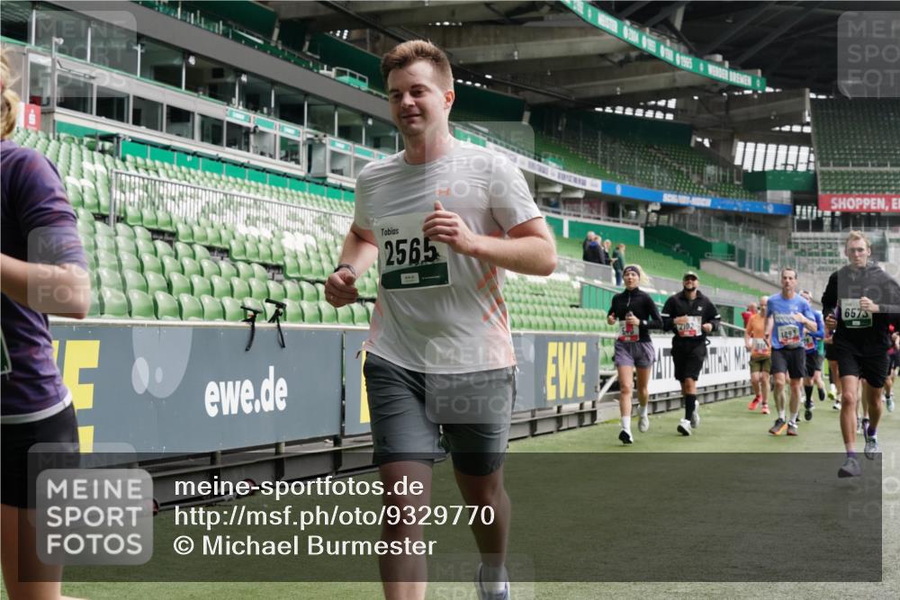 05.10.2025 - 20. swb-Marathon Bremen Michael Burmester http://msf.ph/oto/9329770 05.10.2025 13:01:29 Laufen im Stadion 58, 72, 152, 156, 335, 440, 488, 493, 546, 672, 979, 1082, 1238, 1273, 1361, 1732, 1759, 1893, 1933, 1973, 1996, 1998, 2096, 2102, 2196, 2235, 2245, 2330, 2369, 2433, 2446, 2555, 2565, 2661, 2668, 2706, 2712, 2796, 2918, 2991, 2995, 3208, 3209, 3360, 3387, 3604, 3662, 3663, 3673, 3877, 3979, 4086, 4128, 4263, 4329, 4364, 4618, 4882, 4947, 4980, 5011, 5048, 5080, 5121, 5150, 5309, 5414, 5557, 5570, 5580, 5727, 5731, 5752, 5985, 6082, 52, 575, 1017 meine-sportfotos.de