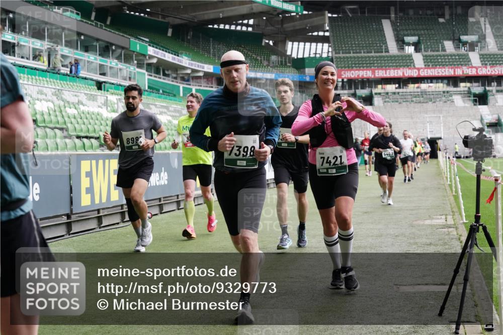 05.10.2025 - 20. swb-Marathon Bremen Michael Burmester http://msf.ph/oto/9329773 05.10.2025 12:59:32 Laufen im Stadion 27, 99, 219, 226, 667, 807, 978, 1043, 1516, 1525, 1548, 1598, 1711, 1843, 1854, 2663, 2782, 2797, 2866, 2941, 2945, 3086, 3087, 3141, 3592, 3747, 3888, 4095, 4113, 4220, 4380, 4395, 4486, 4536, 4827, 4909, 4967, 5123, 5493, 5510, 5530, 5584, 5722, 5891, 6030, 6374, 6439, 6561, 6624, 6882, 7169, 7185, 7201, 7262, 7295, 7311, 7312, 7398, 7421, 7467, 7511, 7550, 7679, 7906, 7929, 8097, 8214, 8247, 8258, 8355, 8372, 8485, 8699, 8981, 9024, 9072, 10526, 586, 1229 meine-sportfotos.de