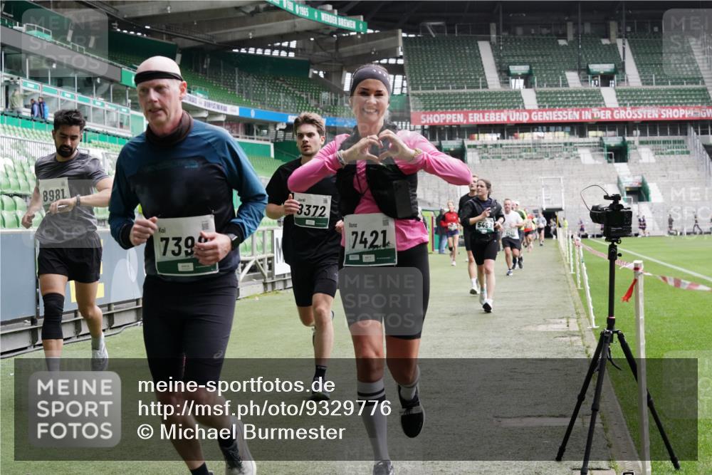 05.10.2025 - 20. swb-Marathon Bremen Michael Burmester http://msf.ph/oto/9329776 05.10.2025 12:59:32 Laufen im Stadion 27, 99, 219, 226, 667, 807, 978, 1043, 1516, 1525, 1548, 1598, 1711, 1843, 1854, 2663, 2782, 2797, 2866, 2941, 2945, 3086, 3087, 3141, 3592, 3747, 3888, 4095, 4113, 4220, 4380, 4395, 4486, 4536, 4827, 4909, 4967, 5123, 5493, 5510, 5530, 5584, 5722, 5891, 6030, 6374, 6439, 6561, 6624, 6882, 7169, 7185, 7201, 7262, 7295, 7311, 7312, 7398, 7421, 7467, 7511, 7550, 7679, 7906, 7929, 8097, 8214, 8247, 8258, 8355, 8372, 8485, 8699, 8981, 9024, 9072, 10526, 586, 1229 meine-sportfotos.de