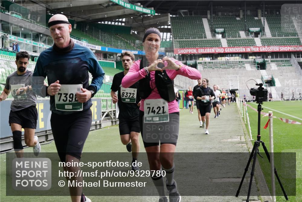 05.10.2025 - 20. swb-Marathon Bremen Michael Burmester http://msf.ph/oto/9329780 05.10.2025 12:59:32 Laufen im Stadion 27, 99, 219, 226, 667, 807, 978, 1043, 1516, 1525, 1548, 1598, 1711, 1843, 1854, 2663, 2782, 2797, 2866, 2941, 2945, 3086, 3087, 3141, 3592, 3747, 3888, 4095, 4113, 4220, 4380, 4395, 4486, 4536, 4827, 4909, 4967, 5123, 5493, 5510, 5530, 5584, 5722, 5891, 6030, 6374, 6439, 6561, 6624, 6882, 7169, 7185, 7201, 7262, 7295, 7311, 7312, 7398, 7421, 7467, 7511, 7550, 7679, 7906, 7929, 8097, 8214, 8247, 8258, 8355, 8372, 8485, 8699, 8981, 9024, 9072, 10526, 586, 1229 meine-sportfotos.de