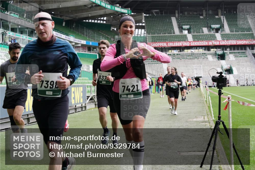 05.10.2025 - 20. swb-Marathon Bremen Michael Burmester http://msf.ph/oto/9329784 05.10.2025 12:59:32 Laufen im Stadion 27, 99, 219, 226, 667, 807, 978, 1043, 1516, 1525, 1548, 1598, 1711, 1843, 1854, 2663, 2782, 2797, 2866, 2941, 2945, 3086, 3087, 3141, 3592, 3747, 3888, 4095, 4113, 4220, 4380, 4395, 4486, 4536, 4827, 4909, 4967, 5123, 5493, 5510, 5530, 5584, 5722, 5891, 6030, 6374, 6439, 6561, 6624, 6882, 7169, 7185, 7201, 7262, 7295, 7311, 7312, 7398, 7421, 7467, 7511, 7550, 7679, 7906, 7929, 8097, 8214, 8247, 8258, 8355, 8372, 8485, 8699, 8981, 9024, 9072, 10526, 586, 1229 meine-sportfotos.de