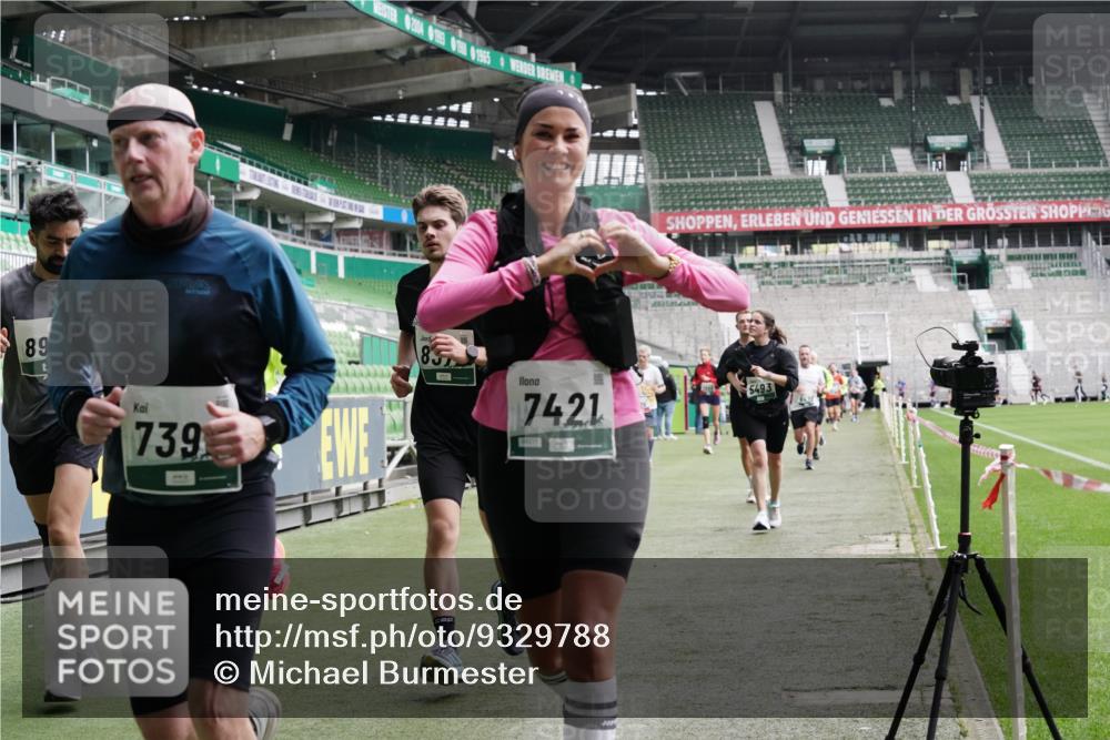 05.10.2025 - 20. swb-Marathon Bremen Michael Burmester http://msf.ph/oto/9329788 05.10.2025 12:59:32 Laufen im Stadion 27, 99, 219, 226, 667, 807, 978, 1043, 1516, 1525, 1548, 1598, 1711, 1843, 1854, 2663, 2782, 2797, 2866, 2941, 2945, 3086, 3087, 3141, 3592, 3747, 3888, 4095, 4113, 4220, 4380, 4395, 4486, 4536, 4827, 4909, 4967, 5123, 5493, 5510, 5530, 5584, 5722, 5891, 6030, 6374, 6439, 6561, 6624, 6882, 7169, 7185, 7201, 7262, 7295, 7311, 7312, 7398, 7421, 7467, 7511, 7550, 7679, 7906, 7929, 8097, 8214, 8247, 8258, 8355, 8372, 8485, 8699, 8981, 9024, 9072, 10526, 586, 1229 meine-sportfotos.de