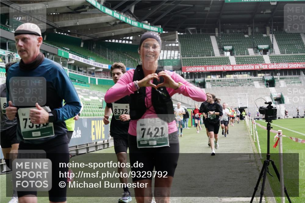 05.10.2025 - 20. swb-Marathon Bremen Michael Burmester http://msf.ph/oto/9329792 05.10.2025 12:59:33 Laufen im Stadion 27, 99, 219, 226, 667, 807, 978, 1043, 1516, 1525, 1548, 1598, 1711, 1843, 1854, 2663, 2782, 2797, 2866, 2941, 2945, 3086, 3087, 3141, 3592, 3747, 3888, 4113, 4220, 4380, 4395, 4486, 4536, 4827, 4909, 4967, 5123, 5493, 5510, 5530, 5584, 5722, 5891, 6030, 6374, 6439, 6561, 6624, 6882, 7169, 7185, 7201, 7262, 7295, 7311, 7312, 7398, 7421, 7467, 7511, 7550, 7679, 7906, 7929, 8097, 8214, 8247, 8258, 8355, 8372, 8485, 8699, 8981, 9024, 9072, 10526, 586, 1229 meine-sportfotos.de