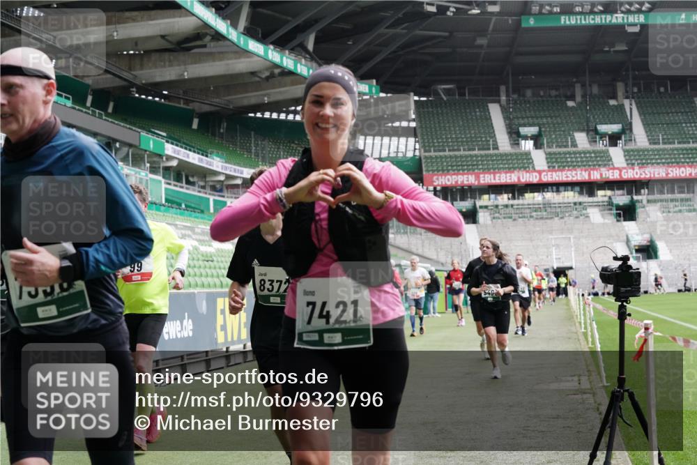 05.10.2025 - 20. swb-Marathon Bremen Michael Burmester http://msf.ph/oto/9329796 05.10.2025 12:59:33 Laufen im Stadion 27, 99, 219, 226, 667, 807, 978, 1043, 1516, 1525, 1548, 1598, 1711, 1843, 1854, 2663, 2782, 2797, 2866, 2941, 2945, 3086, 3087, 3141, 3592, 3747, 3888, 4113, 4220, 4380, 4395, 4486, 4536, 4827, 4909, 4967, 5123, 5493, 5510, 5530, 5584, 5722, 5891, 6030, 6374, 6439, 6561, 6624, 6882, 7169, 7185, 7201, 7262, 7295, 7311, 7312, 7398, 7421, 7467, 7511, 7550, 7679, 7906, 7929, 8097, 8214, 8247, 8258, 8355, 8372, 8485, 8699, 8981, 9024, 9072, 10526, 586, 1229 meine-sportfotos.de