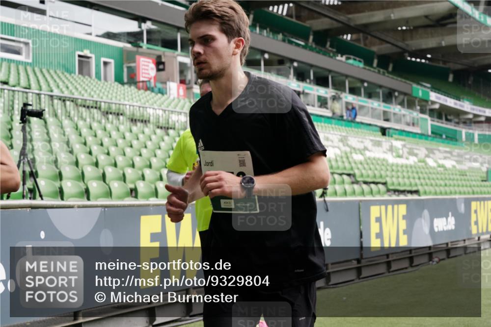 05.10.2025 - 20. swb-Marathon Bremen Michael Burmester http://msf.ph/oto/9329804 05.10.2025 12:59:34 Laufen im Stadion 27, 99, 219, 226, 667, 807, 954, 978, 1043, 1516, 1525, 1548, 1598, 1711, 1843, 1854, 2663, 2782, 2797, 2866, 2941, 2945, 3086, 3087, 3141, 3592, 3747, 3783, 3888, 4113, 4220, 4380, 4395, 4486, 4536, 4827, 4909, 4967, 5123, 5493, 5510, 5530, 5584, 5722, 5891, 6030, 6374, 6439, 6561, 6624, 6882, 7169, 7185, 7201, 7262, 7295, 7311, 7312, 7398, 7421, 7467, 7511, 7550, 7679, 7906, 7929, 8097, 8214, 8247, 8258, 8355, 8372, 8485, 8699, 8981, 9024, 9072, 10526, 586, 1229 meine-sportfotos.de