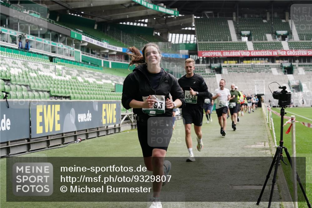 05.10.2025 - 20. swb-Marathon Bremen Michael Burmester http://msf.ph/oto/9329807 05.10.2025 12:59:36 Laufen im Stadion 27, 99, 219, 226, 667, 807, 954, 978, 1043, 1516, 1525, 1548, 1598, 1711, 1843, 1854, 2609, 2663, 2782, 2797, 2866, 2941, 2945, 3086, 3087, 3141, 3169, 3592, 3747, 3783, 3888, 4220, 4380, 4395, 4486, 4536, 4827, 4909, 4967, 5123, 5493, 5510, 5530, 5584, 5891, 6030, 6374, 6439, 6536, 6624, 6882, 7169, 7185, 7201, 7262, 7295, 7307, 7311, 7312, 7398, 7421, 7467, 7511, 7550, 7679, 7906, 7929, 8097, 8214, 8247, 8258, 8355, 8372, 8485, 8699, 8981, 9024, 9072, 10526, 586, 1229 meine-sportfotos.de