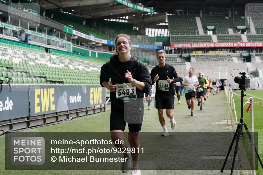 05.10.2025 - 20. swb-Marathon Bremen Michael Burmester http://msf.ph/oto/9329811 05.10.2025 12:59:36 Laufen im Stadion 27, 99, 219, 226, 667, 807, 954, 978, 1043, 1516, 1525, 1548, 1598, 1711, 1843, 1854, 2609, 2663, 2782, 2797, 2866, 2941, 2945, 3086, 3087, 3141, 3169, 3592, 3747, 3783, 3888, 4220, 4380, 4395, 4486, 4536, 4827, 4909, 4967, 5123, 5493, 5510, 5530, 5584, 5891, 6030, 6374, 6439, 6536, 6624, 6882, 7169, 7185, 7201, 7262, 7295, 7307, 7311, 7312, 7398, 7421, 7467, 7511, 7550, 7679, 7906, 7929, 8097, 8214, 8247, 8258, 8355, 8372, 8485, 8699, 8981, 9024, 9072, 10526, 586, 1229 meine-sportfotos.de