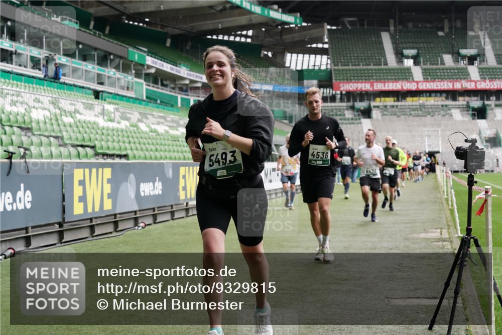 05.10.2025 - 20. swb-Marathon Bremen Michael Burmester http://msf.ph/oto/9329815 05.10.2025 12:59:36 Laufen im Stadion 27, 99, 219, 226, 667, 807, 954, 978, 1043, 1516, 1525, 1548, 1598, 1711, 1843, 1854, 2609, 2663, 2782, 2797, 2866, 2941, 2945, 3086, 3087, 3141, 3169, 3592, 3747, 3783, 3888, 4220, 4380, 4395, 4486, 4536, 4827, 4909, 4967, 5123, 5493, 5510, 5530, 5584, 5891, 6030, 6374, 6439, 6536, 6624, 6882, 7169, 7185, 7201, 7262, 7295, 7307, 7311, 7312, 7398, 7421, 7467, 7511, 7550, 7679, 7906, 7929, 8097, 8214, 8247, 8258, 8355, 8372, 8485, 8699, 8981, 9024, 9072, 10526, 586, 1229 meine-sportfotos.de