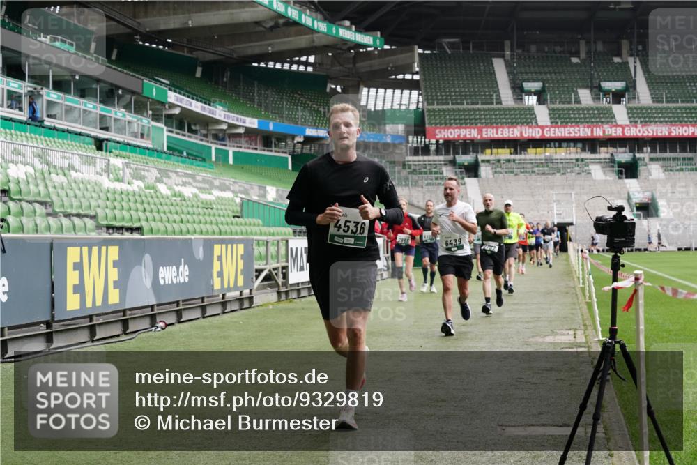 05.10.2025 - 20. swb-Marathon Bremen Michael Burmester http://msf.ph/oto/9329819 05.10.2025 12:59:37 Laufen im Stadion 27, 99, 219, 226, 667, 807, 954, 978, 1043, 1516, 1525, 1548, 1598, 1711, 1843, 1854, 2609, 2663, 2782, 2797, 2866, 2941, 2945, 3086, 3087, 3141, 3169, 3592, 3747, 3783, 3888, 4181, 4220, 4380, 4395, 4486, 4536, 4827, 4909, 4967, 5123, 5493, 5510, 5530, 5584, 5891, 6030, 6374, 6439, 6536, 6624, 6882, 7169, 7185, 7201, 7262, 7295, 7307, 7311, 7312, 7398, 7421, 7467, 7511, 7550, 7679, 7906, 7929, 8097, 8214, 8247, 8258, 8355, 8372, 8485, 8699, 8981, 9024, 9072, 10526, 586, 1229 meine-sportfotos.de