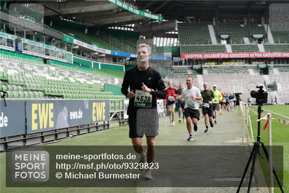 05.10.2025 - 20. swb-Marathon Bremen Michael Burmester http://msf.ph/oto/9329823 05.10.2025 12:59:37 Laufen im Stadion 27, 99, 219, 226, 667, 807, 954, 978, 1043, 1516, 1525, 1548, 1598, 1711, 1843, 1854, 2609, 2663, 2782, 2797, 2866, 2941, 2945, 3086, 3087, 3141, 3169, 3592, 3747, 3783, 3888, 4181, 4220, 4380, 4395, 4486, 4536, 4827, 4909, 4967, 5123, 5493, 5510, 5530, 5584, 5891, 6030, 6374, 6439, 6536, 6624, 6882, 7169, 7185, 7201, 7262, 7295, 7307, 7311, 7312, 7398, 7421, 7467, 7511, 7550, 7679, 7906, 7929, 8097, 8214, 8247, 8258, 8355, 8372, 8485, 8699, 8981, 9024, 9072, 10526, 586, 1229 meine-sportfotos.de