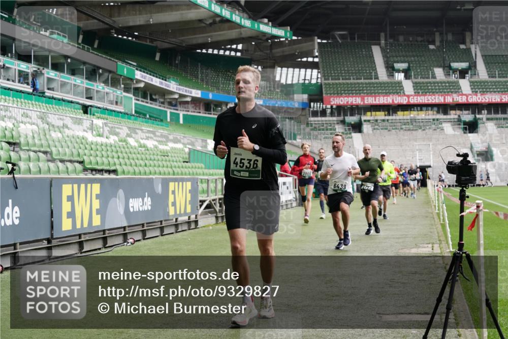 05.10.2025 - 20. swb-Marathon Bremen Michael Burmester http://msf.ph/oto/9329827 05.10.2025 12:59:37 Laufen im Stadion 27, 99, 219, 226, 667, 807, 954, 978, 1043, 1516, 1525, 1548, 1598, 1711, 1843, 1854, 2609, 2663, 2782, 2797, 2866, 2941, 2945, 3086, 3087, 3141, 3169, 3592, 3747, 3783, 3888, 4181, 4220, 4380, 4395, 4486, 4536, 4827, 4909, 4967, 5123, 5493, 5510, 5530, 5584, 5891, 6030, 6374, 6439, 6536, 6624, 6882, 7169, 7185, 7201, 7262, 7295, 7307, 7311, 7312, 7398, 7421, 7467, 7511, 7550, 7679, 7906, 7929, 8097, 8214, 8247, 8258, 8355, 8372, 8485, 8699, 8981, 9024, 9072, 10526, 586, 1229 meine-sportfotos.de