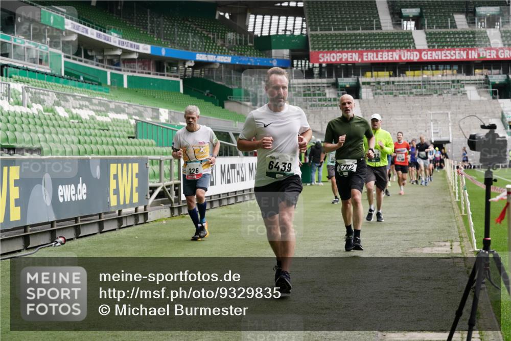 05.10.2025 - 20. swb-Marathon Bremen Michael Burmester http://msf.ph/oto/9329835 05.10.2025 12:59:39 Laufen im Stadion 27, 99, 219, 226, 667, 807, 860, 954, 978, 1043, 1516, 1525, 1548, 1598, 1711, 1843, 1854, 2609, 2663, 2782, 2797, 2866, 2941, 2945, 3086, 3087, 3169, 3230, 3592, 3747, 3783, 3888, 4181, 4220, 4380, 4395, 4486, 4536, 4827, 4909, 5123, 5493, 5510, 5530, 5584, 5891, 6030, 6374, 6439, 6536, 6624, 6674, 6882, 7169, 7185, 7201, 7262, 7295, 7307, 7311, 7312, 7398, 7421, 7467, 7511, 7550, 7679, 7906, 7929, 8097, 8214, 8247, 8258, 8372, 8485, 8699, 8981, 9024, 9072, 10526, 586, 1229 meine-sportfotos.de