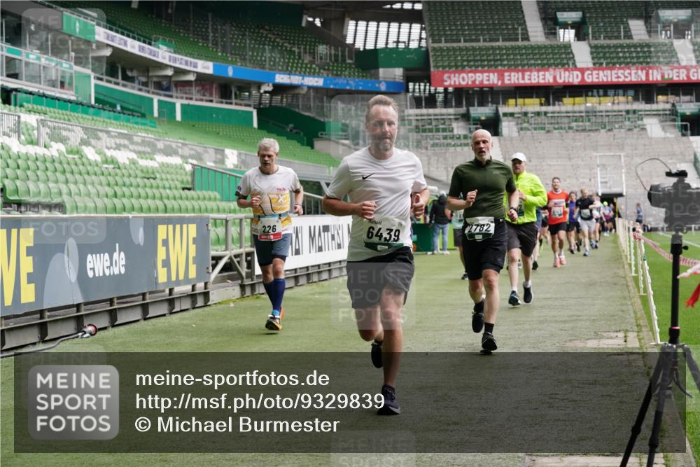 05.10.2025 - 20. swb-Marathon Bremen Michael Burmester http://msf.ph/oto/9329839 05.10.2025 12:59:39 Laufen im Stadion 27, 99, 219, 226, 667, 807, 860, 954, 978, 1043, 1516, 1525, 1548, 1598, 1711, 1843, 1854, 2609, 2663, 2782, 2797, 2866, 2941, 2945, 3086, 3087, 3169, 3230, 3592, 3747, 3783, 3888, 4181, 4220, 4380, 4395, 4486, 4536, 4827, 4909, 5123, 5493, 5510, 5530, 5584, 5891, 6030, 6374, 6439, 6536, 6624, 6674, 6882, 7169, 7185, 7201, 7262, 7295, 7307, 7311, 7312, 7398, 7421, 7467, 7511, 7550, 7679, 7906, 7929, 8097, 8214, 8247, 8258, 8372, 8485, 8699, 8981, 9024, 9072, 10526, 586, 1229 meine-sportfotos.de