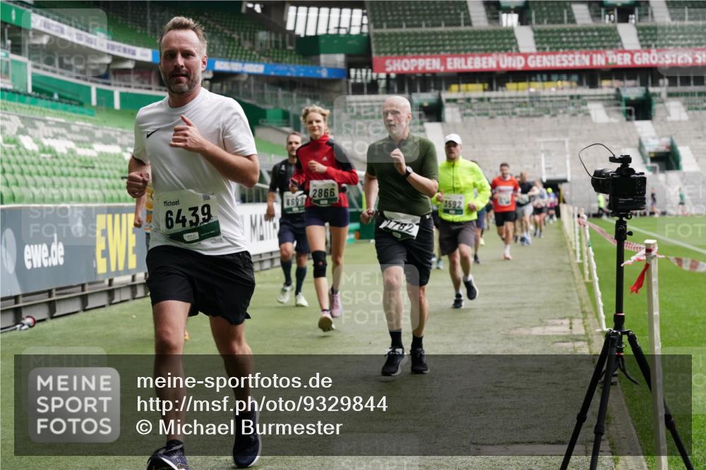 05.10.2025 - 20. swb-Marathon Bremen Michael Burmester http://msf.ph/oto/9329844 05.10.2025 12:59:40 Laufen im Stadion 27, 99, 219, 226, 667, 807, 860, 954, 978, 1043, 1516, 1525, 1548, 1598, 1711, 1843, 1854, 2609, 2663, 2782, 2797, 2866, 2941, 2945, 3086, 3087, 3104, 3169, 3230, 3592, 3747, 3783, 3888, 4181, 4220, 4380, 4395, 4486, 4536, 4827, 4909, 5123, 5493, 5510, 5530, 5584, 5891, 6030, 6374, 6439, 6536, 6674, 6882, 7169, 7185, 7201, 7262, 7295, 7307, 7398, 7421, 7467, 7511, 7550, 7679, 7906, 7929, 8097, 8214, 8247, 8258, 8372, 8485, 8699, 8981, 9024, 9072, 10526, 586, 1229 meine-sportfotos.de