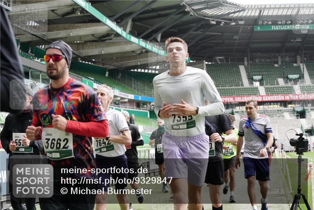 05.10.2025 - 20. swb-Marathon Bremen Michael Burmester http://msf.ph/oto/9329847 05.10.2025 13:01:38 Laufen im Stadion 58, 152, 156, 335, 428, 440, 488, 493, 546, 672, 772, 979, 1030, 1082, 1238, 1273, 1361, 1732, 1759, 1893, 1933, 1973, 1996, 1998, 2096, 2102, 2196, 2235, 2245, 2330, 2369, 2433, 2555, 2565, 2661, 2712, 2796, 2910, 2918, 2991, 2995, 3053, 3206, 3208, 3209, 3387, 3662, 3663, 3673, 3877, 4086, 4128, 4263, 4329, 4364, 4409, 4618, 4705, 4882, 4947, 4980, 5048, 5080, 5121, 5150, 5309, 5414, 5557, 5570, 5580, 5727, 5731, 5752, 5934, 5985, 6082, 6157 meine-sportfotos.de