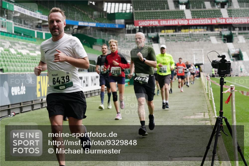 05.10.2025 - 20. swb-Marathon Bremen Michael Burmester http://msf.ph/oto/9329848 05.10.2025 12:59:40 Laufen im Stadion 27, 99, 219, 226, 667, 807, 860, 954, 978, 1043, 1516, 1525, 1548, 1598, 1711, 1843, 1854, 2609, 2663, 2782, 2797, 2866, 2941, 2945, 3086, 3087, 3104, 3169, 3230, 3592, 3747, 3783, 3888, 4181, 4220, 4380, 4395, 4486, 4536, 4827, 4909, 5123, 5493, 5510, 5530, 5584, 5891, 6030, 6374, 6439, 6536, 6674, 6882, 7169, 7185, 7201, 7262, 7295, 7307, 7398, 7421, 7467, 7511, 7550, 7679, 7906, 7929, 8097, 8214, 8247, 8258, 8372, 8485, 8699, 8981, 9024, 9072, 10526, 586, 1229 meine-sportfotos.de