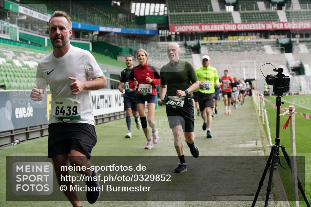 05.10.2025 - 20. swb-Marathon Bremen Michael Burmester http://msf.ph/oto/9329852 05.10.2025 12:59:40 Laufen im Stadion 27, 99, 219, 226, 667, 807, 860, 954, 978, 1043, 1516, 1525, 1548, 1598, 1711, 1843, 1854, 2609, 2663, 2782, 2797, 2866, 2941, 2945, 3086, 3087, 3104, 3169, 3230, 3592, 3747, 3783, 3888, 4181, 4220, 4380, 4395, 4486, 4536, 4827, 4909, 5123, 5493, 5510, 5530, 5584, 5891, 6030, 6374, 6439, 6536, 6674, 6882, 7169, 7185, 7201, 7262, 7295, 7307, 7398, 7421, 7467, 7511, 7550, 7679, 7906, 7929, 8097, 8214, 8247, 8258, 8372, 8485, 8699, 8981, 9024, 9072, 10526, 586, 1229 meine-sportfotos.de