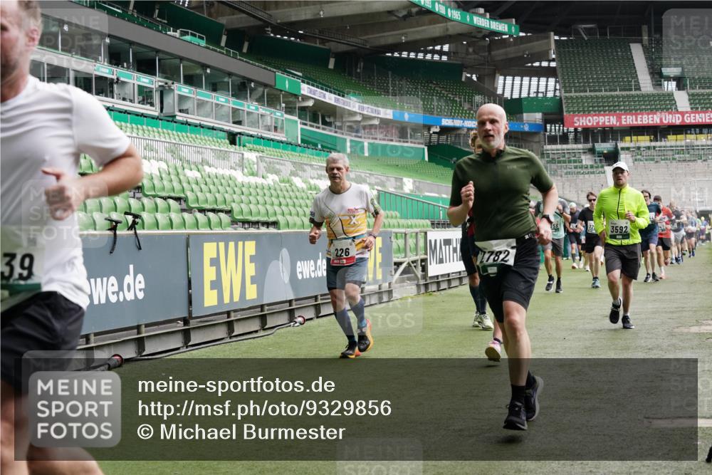 05.10.2025 - 20. swb-Marathon Bremen Michael Burmester http://msf.ph/oto/9329856 05.10.2025 12:59:41 Laufen im Stadion 27, 99, 219, 226, 667, 807, 860, 954, 978, 1043, 1516, 1525, 1548, 1598, 1711, 1843, 1854, 2609, 2663, 2782, 2797, 2866, 2941, 2945, 3086, 3087, 3104, 3169, 3230, 3592, 3747, 3783, 3888, 4181, 4220, 4380, 4395, 4486, 4536, 4827, 4909, 5123, 5493, 5510, 5530, 5584, 5891, 6030, 6374, 6439, 6536, 6674, 6882, 7169, 7185, 7201, 7262, 7295, 7307, 7398, 7421, 7467, 7511, 7550, 7679, 7906, 7929, 8097, 8214, 8247, 8258, 8372, 8485, 8699, 8981, 9024, 9072, 10526, 219, 586, 1229 meine-sportfotos.de